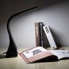 Stolní LED lampa Lilly, nastavitelné rameno, kožený vzhled, černá