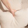 Relaxační křeslo z masivního dřeva s polštářem, plyš, krémové